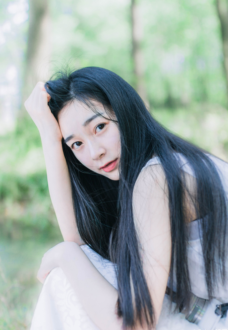 “夫君当以国事为重，妾身怎敢相怪？夫君且先休息，妾身先告退了。”美妇微笑着摇头道。